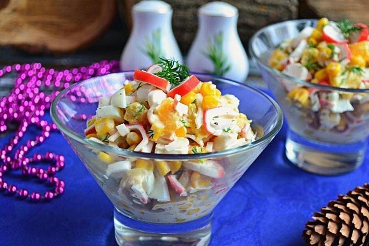 Salade de bâtonnets de crabe, maïs et orange - recettes