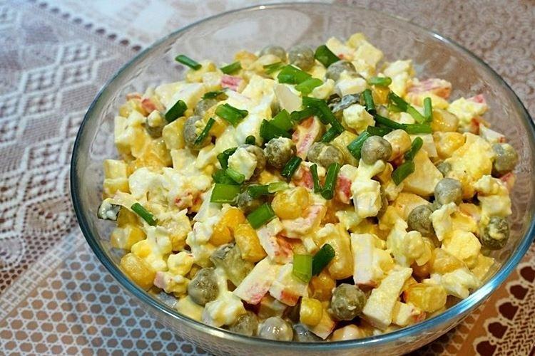 Salade aux bâtonnets de crabe, maïs et petits pois - recettes