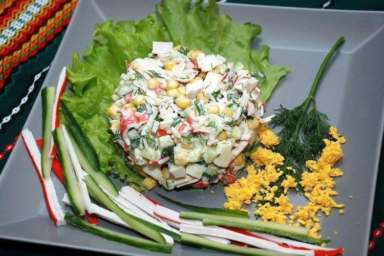 Salade aux bâtonnets de crabe et concombre frais - recettes