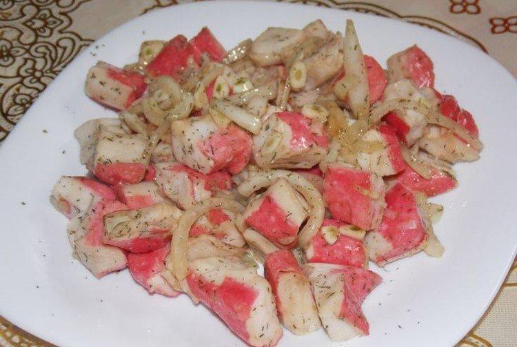 Salade de bâtonnets de crabe marinés - recettes