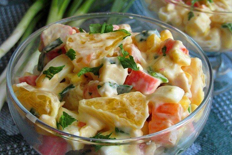 Salade aux bâtonnets de crabe et aux oranges - recettes