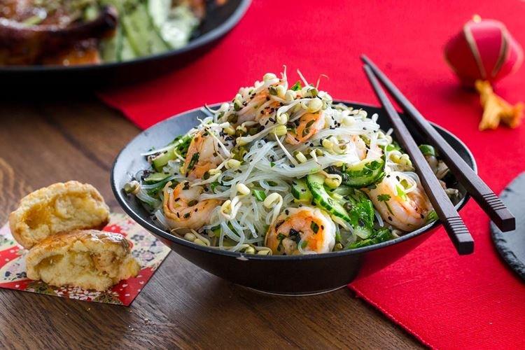 Salade de crevettes, calamars et funchose - recettes