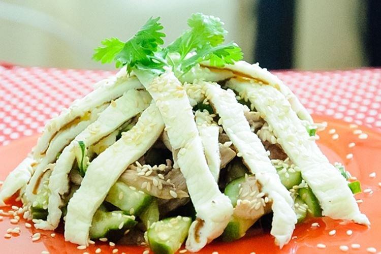 Salade de poulet avec omelette et sauce soja - recettes
