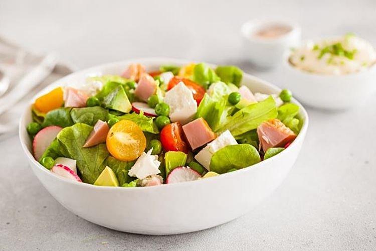 Salade au poulet, feta et petits pois - recettes