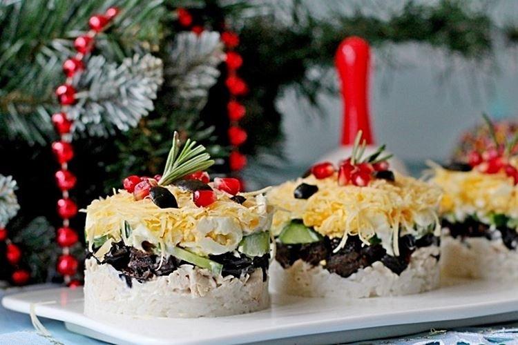 Salade de riz au poulet et aux pruneaux - Salades de mayonnaise pour les recettes du Nouvel An 2021