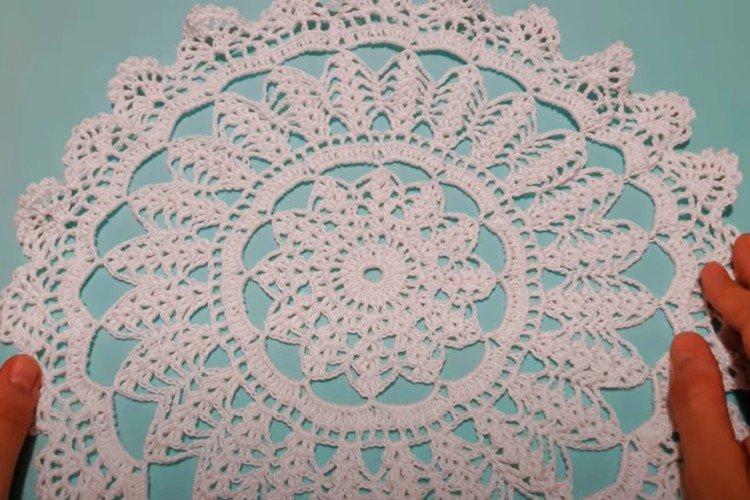 Grande serviette au crochet ajourée - schémas pour débutants