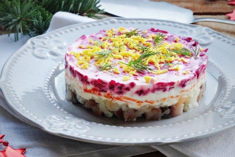 Hareng sous un manteau de fourrure avec une pomme - une recette classique