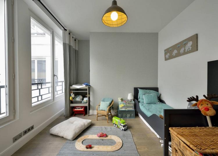 Couleur grise à l'intérieur de la chambre des enfants