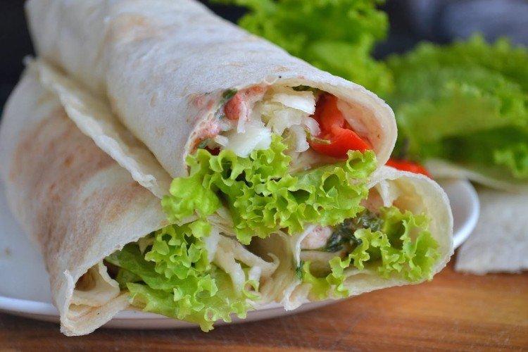 Shawarma au poulet et concombres marinés à la maison - recettes