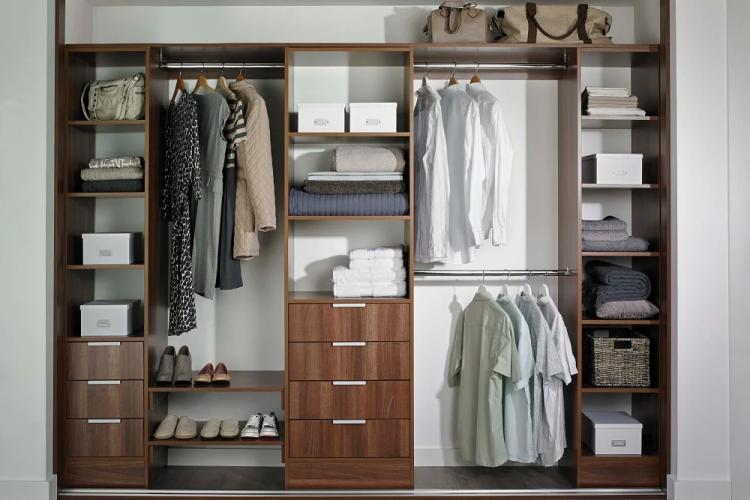 Remplir l'armoire dans le couloir