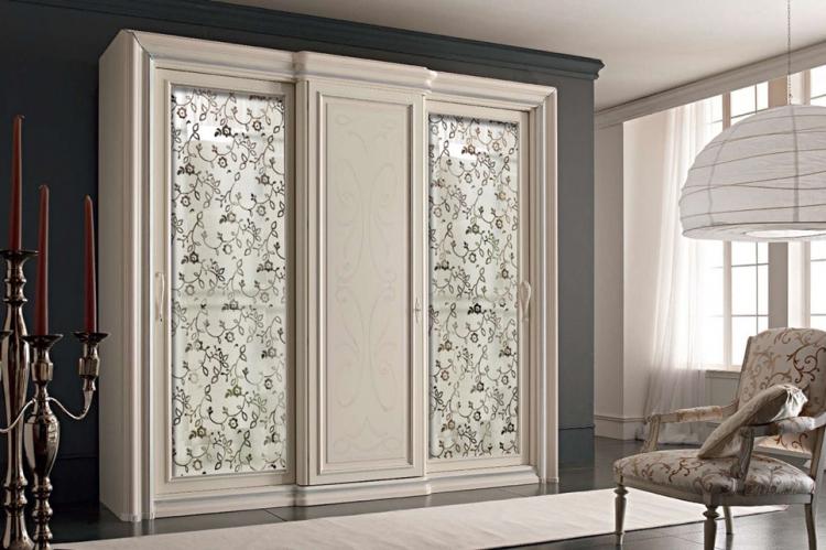 Armoire coulissante pour un couloir de style provençal