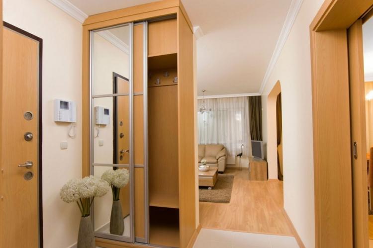 Armoire coulissante pour un petit couloir