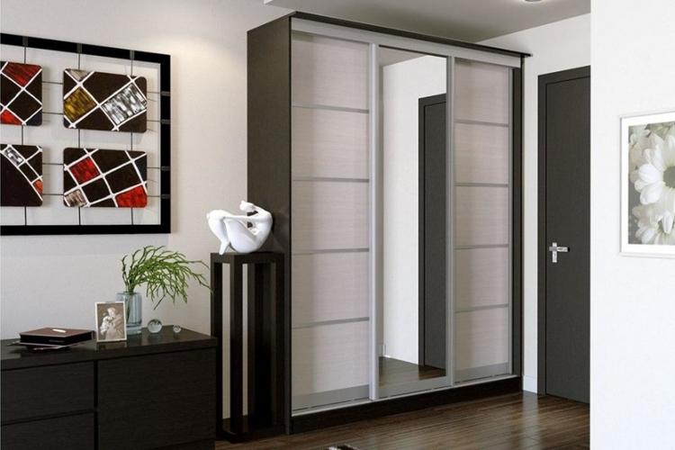 Armoire coulissante dans le couloir - modèles et photos