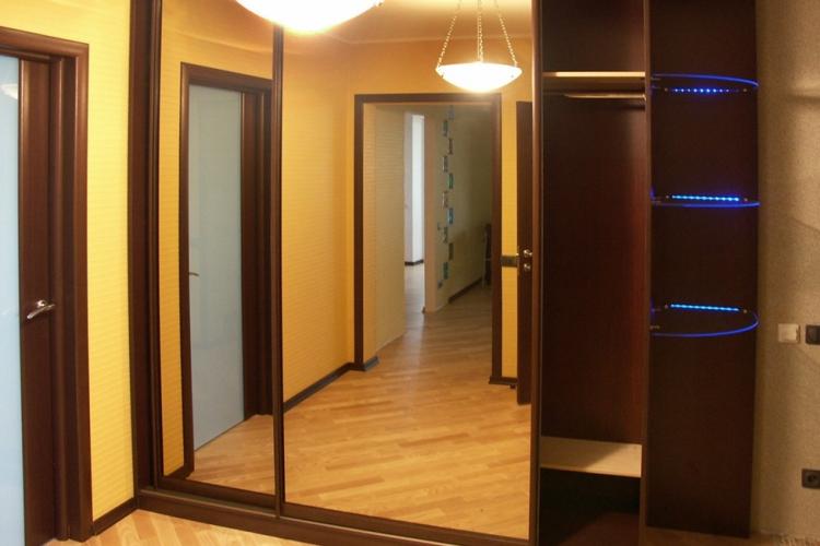Armoire coulissante dans le couloir - modèles et photos