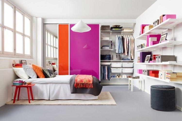 Remplir l'armoire dans la chambre