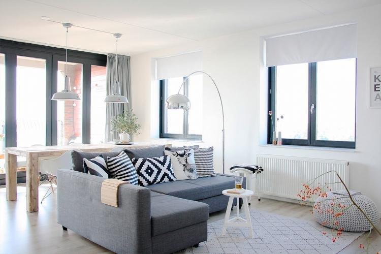 Rideaux dans le salon dans un style moderne - photo