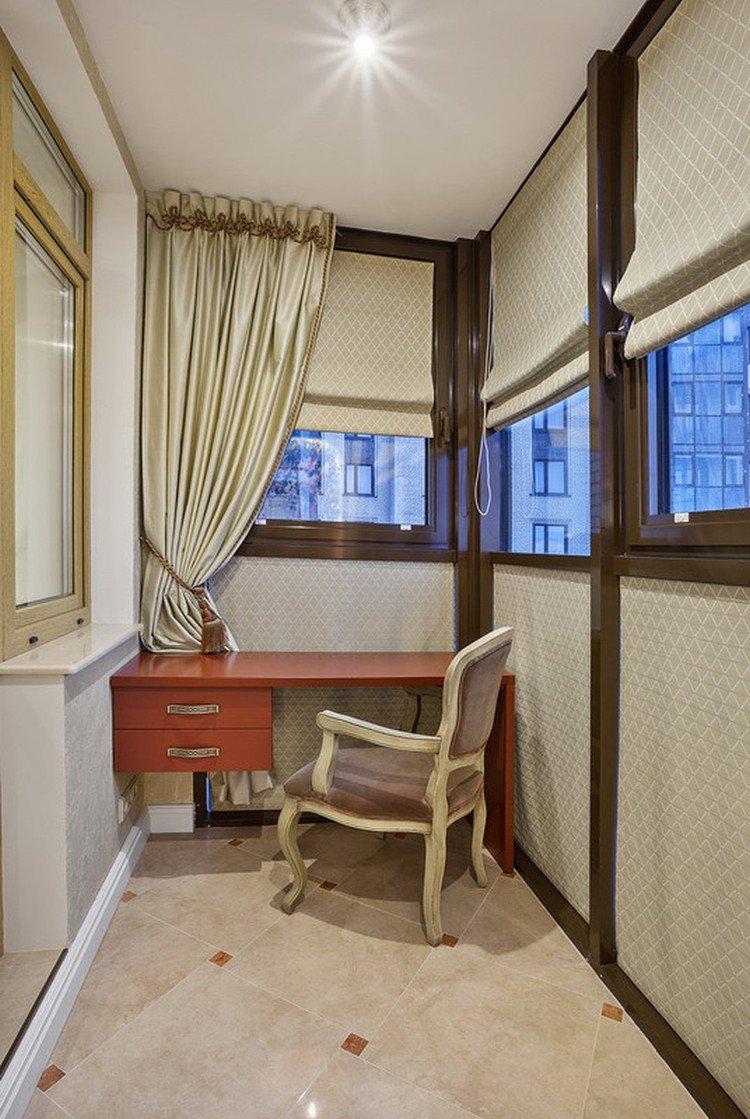 Rideaux de style provençal sur un balcon ou une loggia - conception de photos