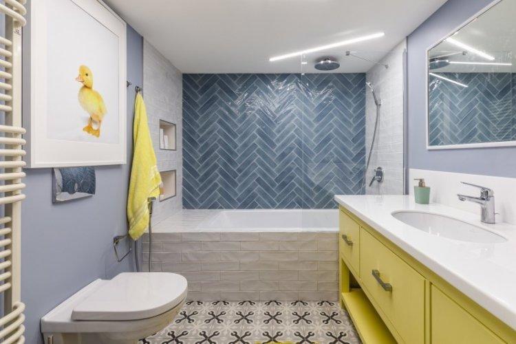 Couleur bleue à l'intérieur de la salle de bain - photo