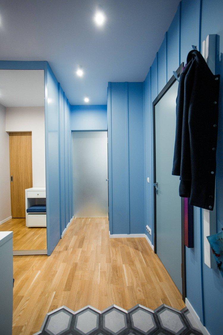 Couleur bleue à l'intérieur du couloir et du couloir - photo