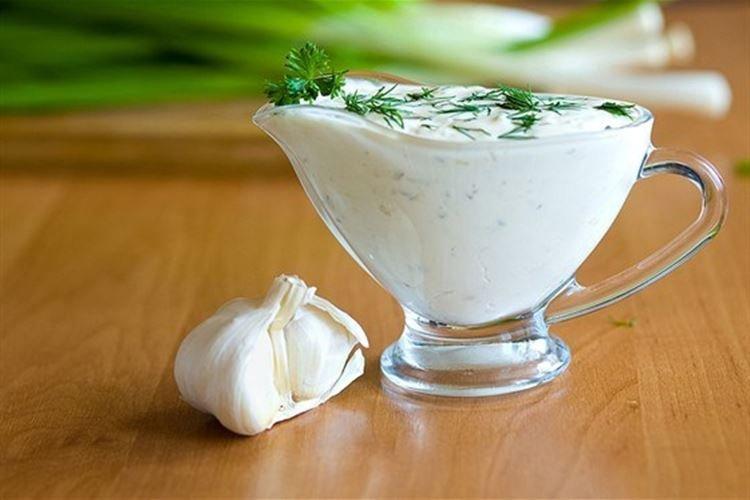 Sauce à la crème sure aux concombres frais - recettes