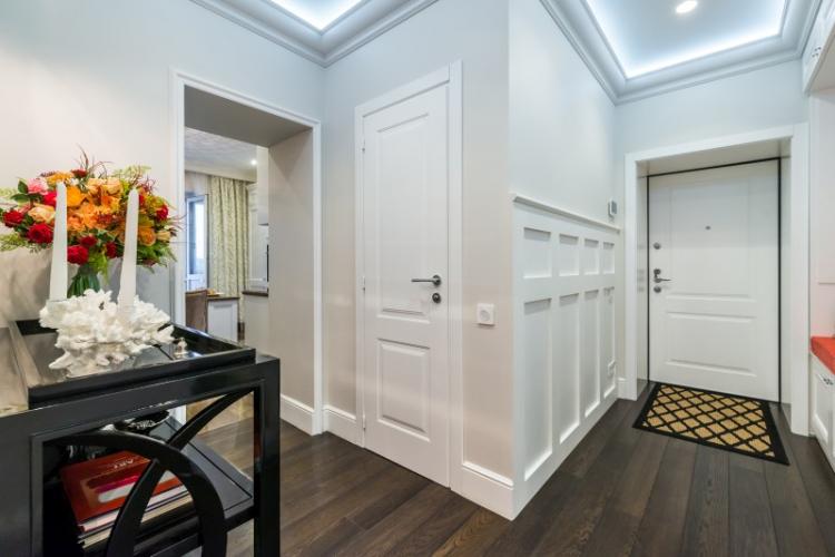 Couloir de style néoclassique - photo de design d'intérieur