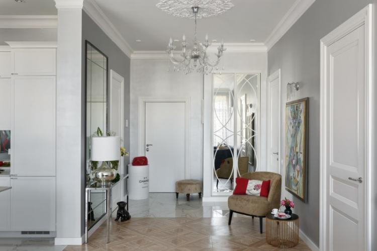 Couloir de style néoclassique - photo de design d'intérieur