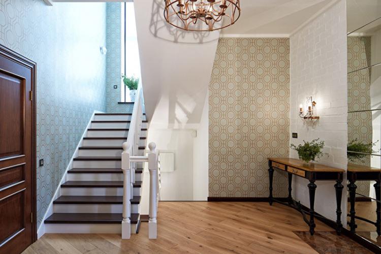 Couloir de style néoclassique - photo de design d'intérieur