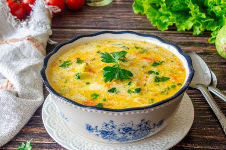 Soupe au fromage aux courgettes - recettes de soupes pour tous les jours