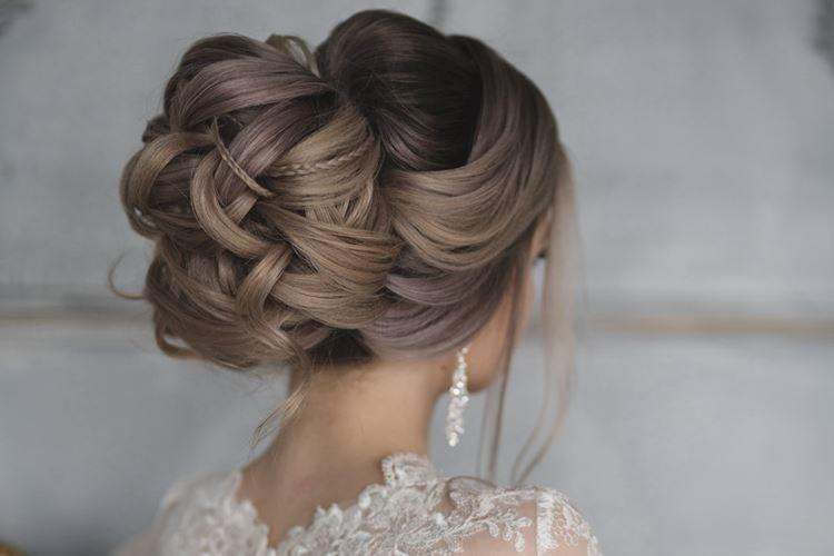 Chignon volumineux avec des tresses fines - Coiffures de mariage pour cheveux longs