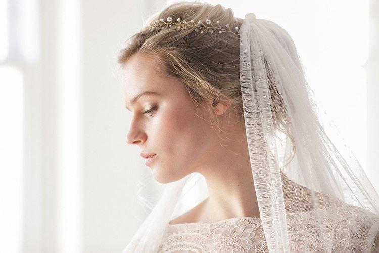 Coiffure classique avec voile - Coiffures de mariage pour cheveux courts