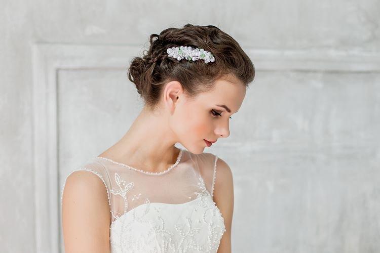 Petites tresses et grandes épingles à cheveux - Coiffures de mariage pour cheveux courts