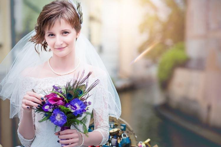 Coupe de cheveux de mariée asymétrique avec frange - Coiffures de mariage pour cheveux courts