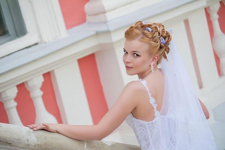 Coiffure de mariage avec fleurs et voile - Coiffures de mariage pour cheveux mi-longs