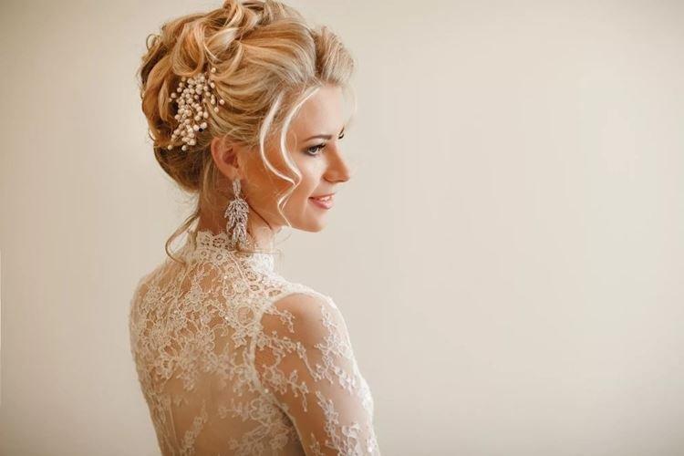 Coiffure de mariage aristocratique pour cheveux mi-longs