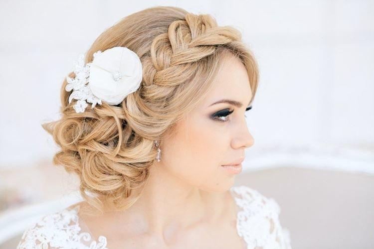 Coiffure avec une tresse au lieu d'un diadème - Coiffures de mariage pour cheveux mi-longs