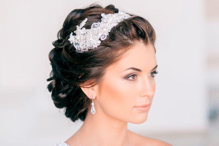 Coiffure de mariage avec frange cachée pour cheveux mi-longs