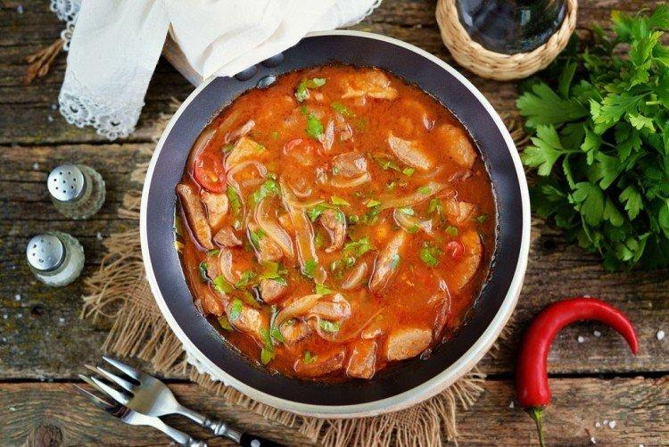 Porc à la tomate dans une poêle - recettes