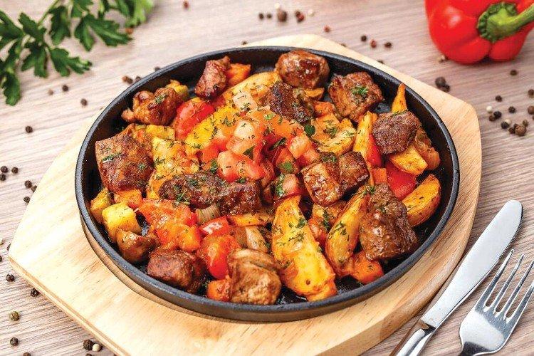 Porc aux pommes de terre dans une poêle - recettes