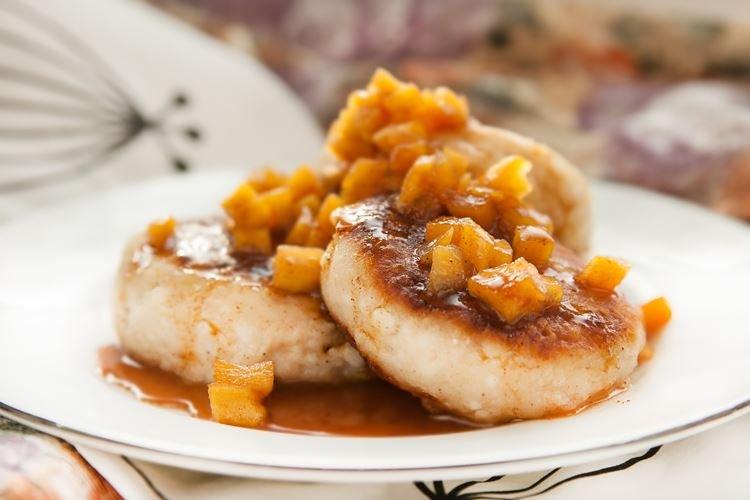 Cheesecakes aux pommes - Recettes de crêpes au fromage cottage dans une poêle