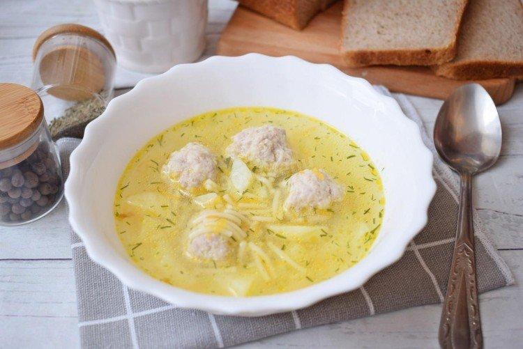 Soupe au fromage et boulettes de poulet - recette de soupe au fromage à la crème
