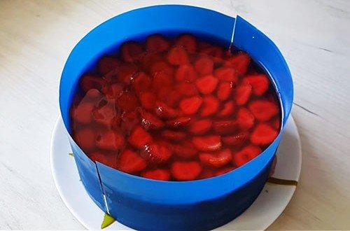 Gâteau aux fraises et à la gelée sans cuisson - recette étape par étape