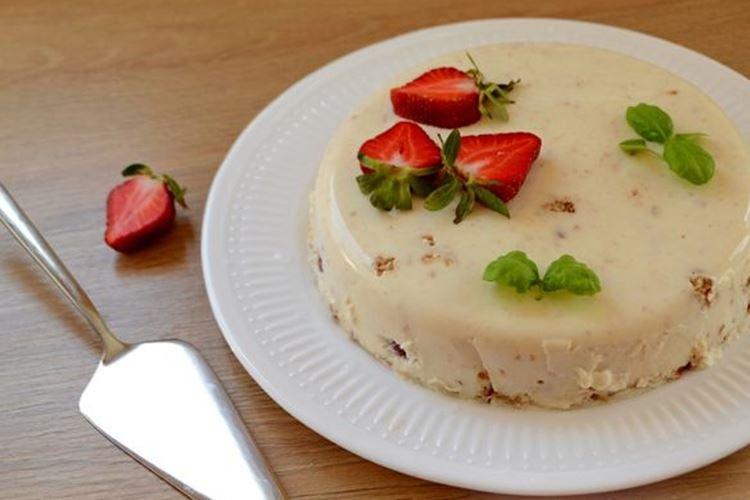 Gâteau à la gelée de crème sure avec biscuits et baies sans cuisson - recettes