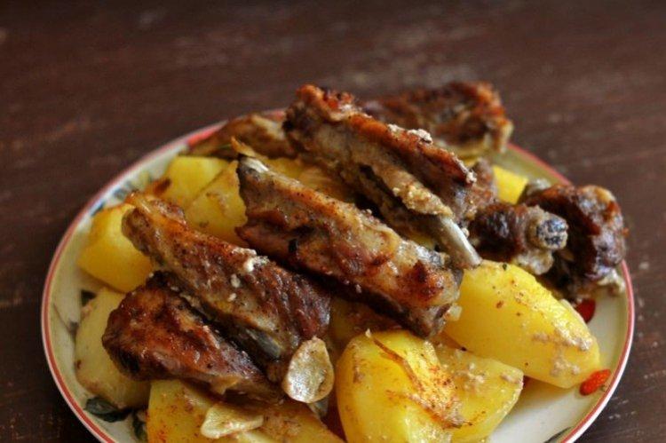 Côtes de porc mijotées aux pommes de terre - recettes étape par étape