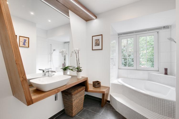 Salle de bain blanche dans un style moderne - Design d'intérieur