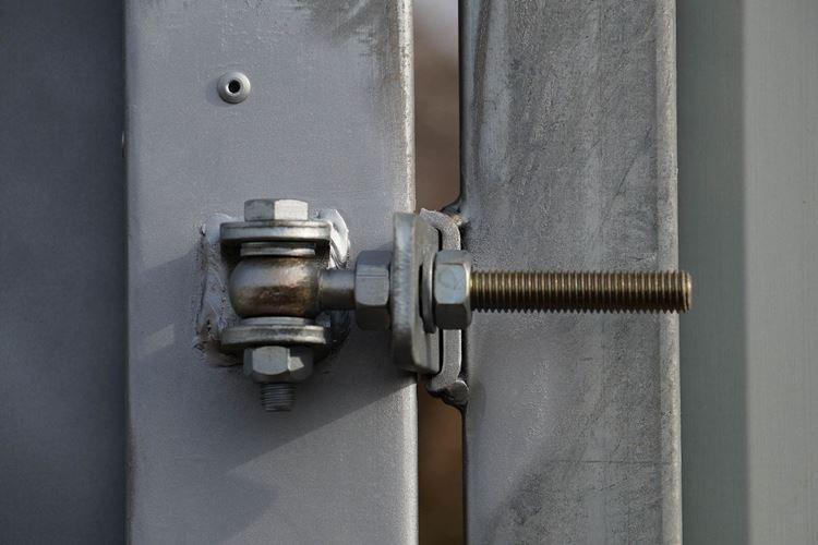 Installation de charnières - Portails à faire soi-même en carton ondulé