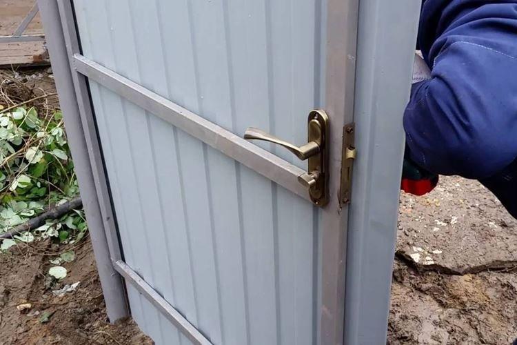 Installation de la serrure - Portails à faire soi-même en carton ondulé