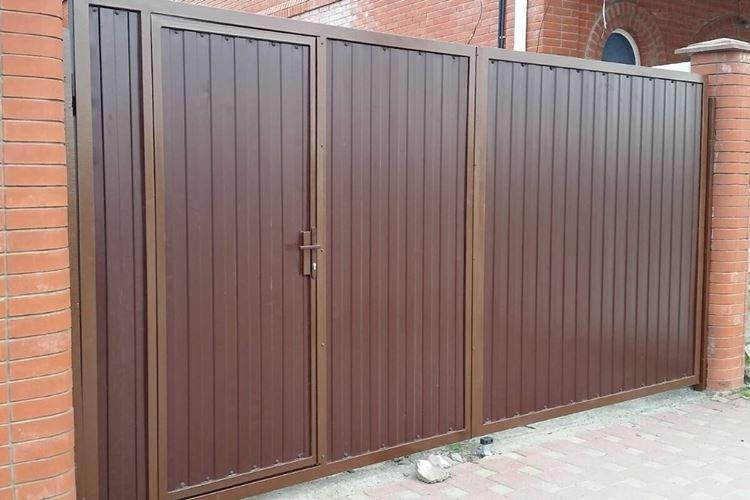 Portail à faire soi-même avec un guichet en carton ondulé - photos et idées