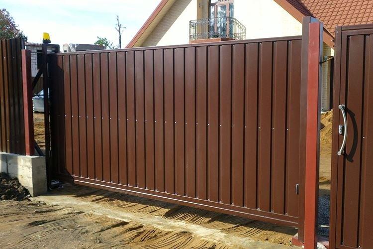 Portails coulissants à faire soi-même en carton ondulé - photos et idées