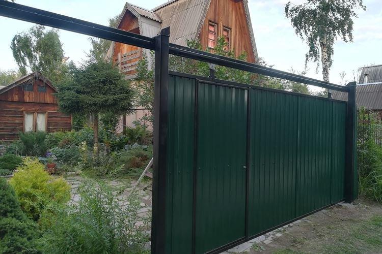 Portails coulissants à faire soi-même en carton ondulé avec suspension supérieure - photos et idées