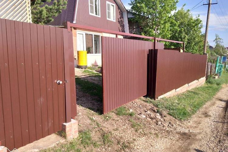 Portails coulissants à faire soi-même en carton ondulé avec suspension supérieure - photos et idées